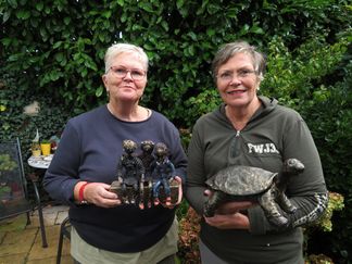 Ellie en Agnes kwamen op 22 oktober voor de 4e keer en hebben deze leuke meisjes op een bankje en een mooie schildpad gemaakt.